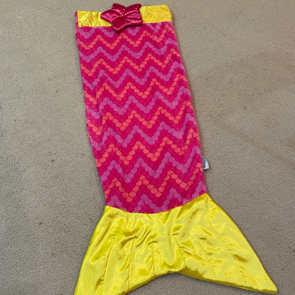 Pink mermaid 🧜‍♀️ tail Snuggie 💗💛
